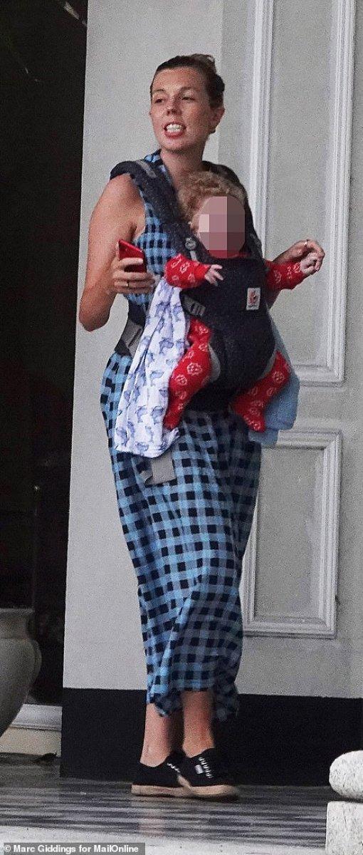 Carrie Symonds, oğlu Wilfred ile tatile çıktı