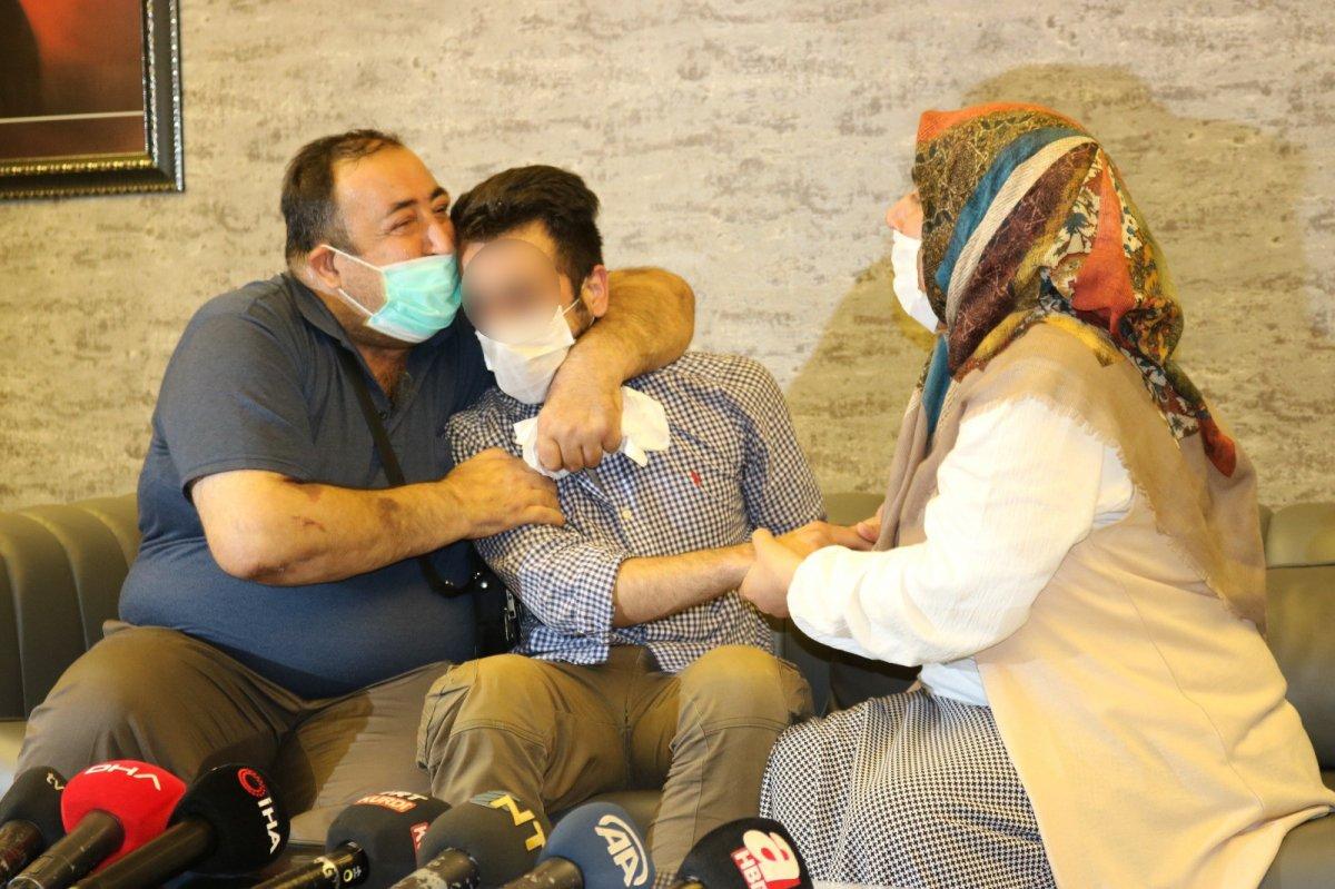 HDP önündeki ailelerden biri daha evladına kavuştu