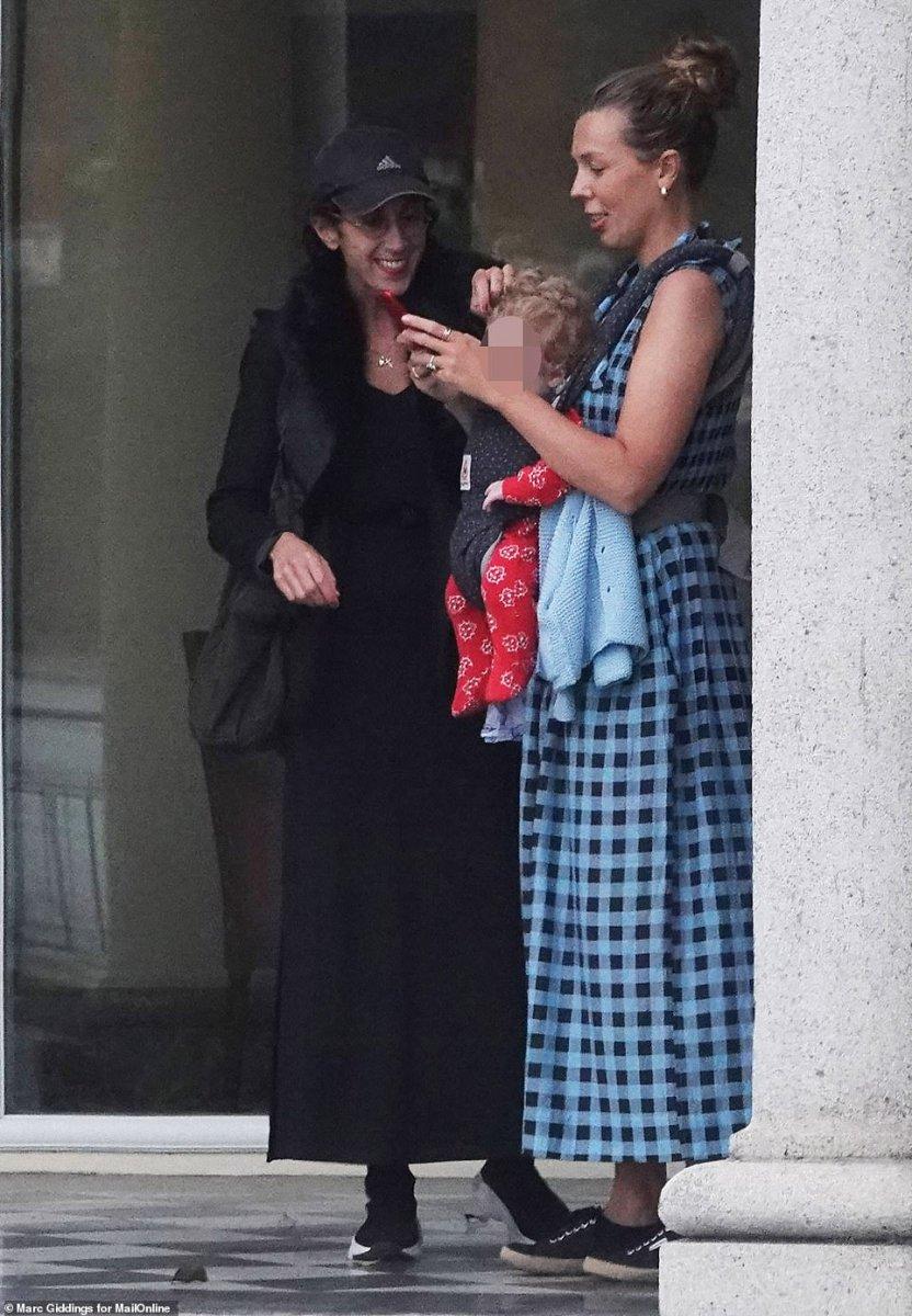 Carrie Symonds, oğlu Wilfred ile tatile çıktı