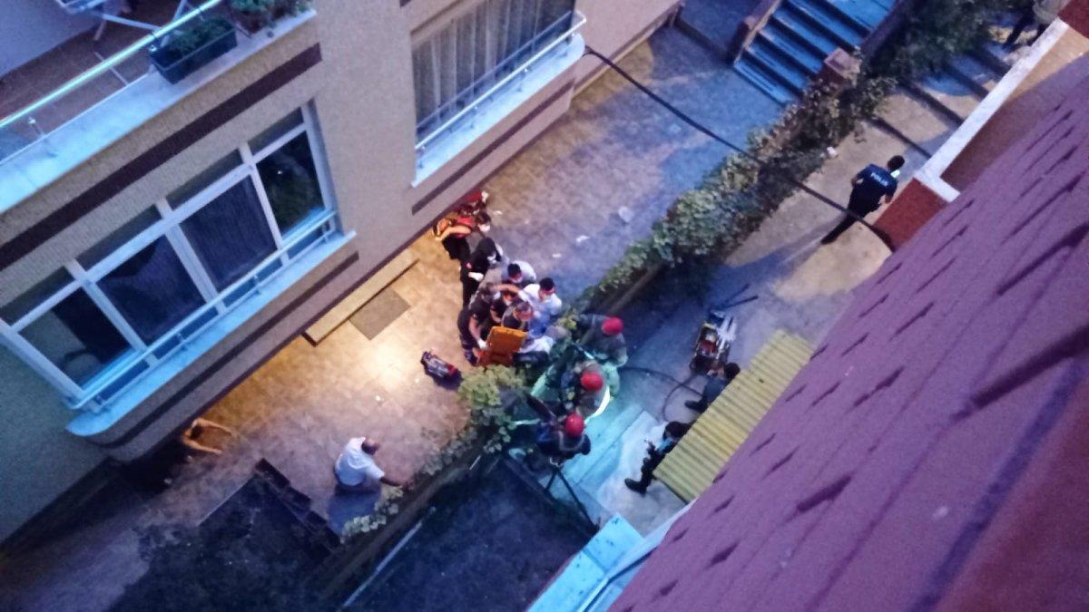 Avcılar’da balkondan düşen yaşlı adama demir korkuluklar saplandı