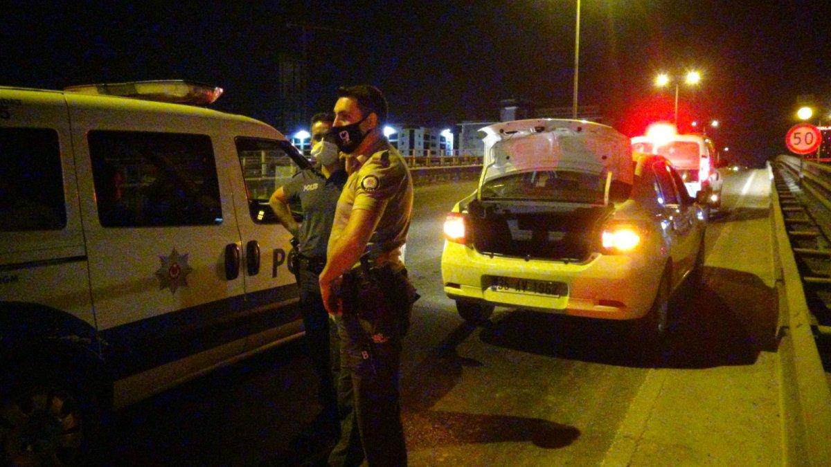 İzmir'de otomobilden atılan poşetlerden 2.5 kilo uyuşturucu çıktı