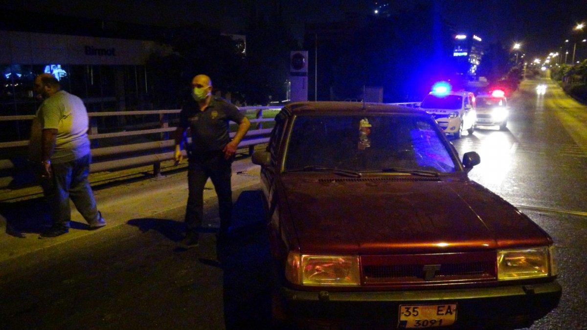 İzmir'de otomobilden atılan poşetlerden 2.5 kilo uyuşturucu çıktı