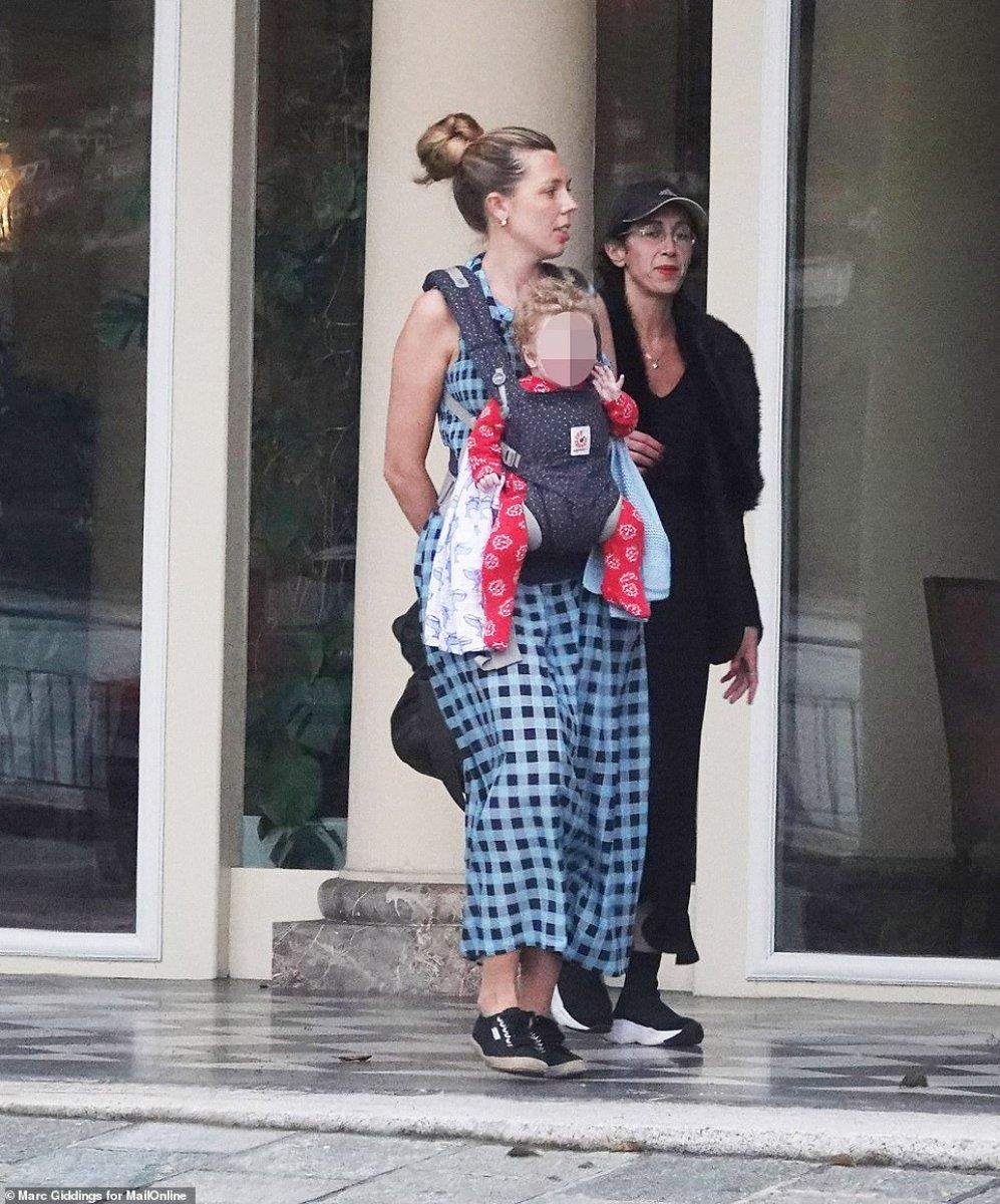 Carrie Symonds, oğlu Wilfred ile tatile çıktı