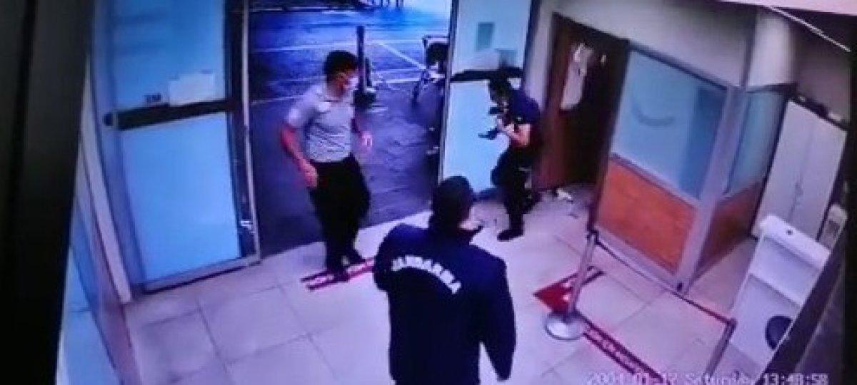 İstanbul'da polis copuyla camları kırdı, polise saldırdı