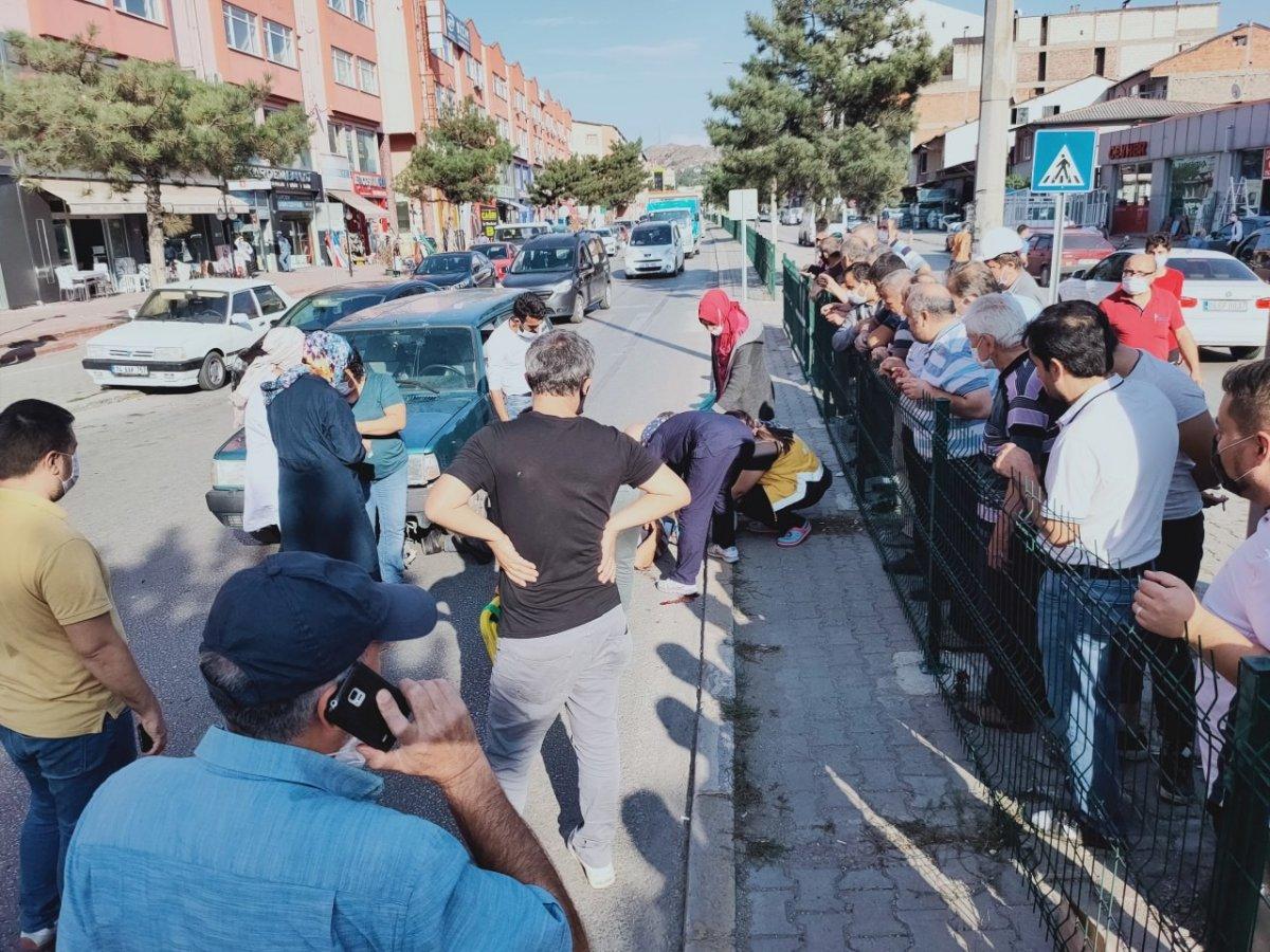 Karabük'te otomobilin yaya çarpma anı güvenlik kamerasına yansıdı