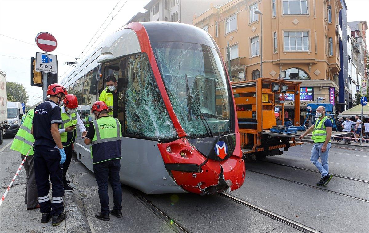 Laleli'de tramvay ile tur otobüsü çarpıştı