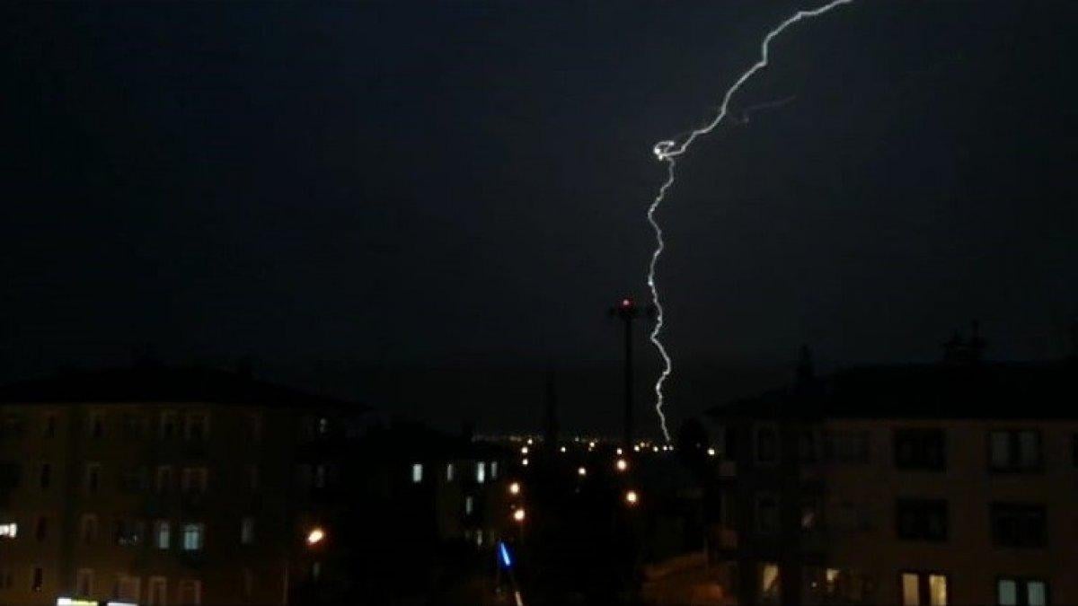 Erzurum’da geceyi şimşekler aydınlattı