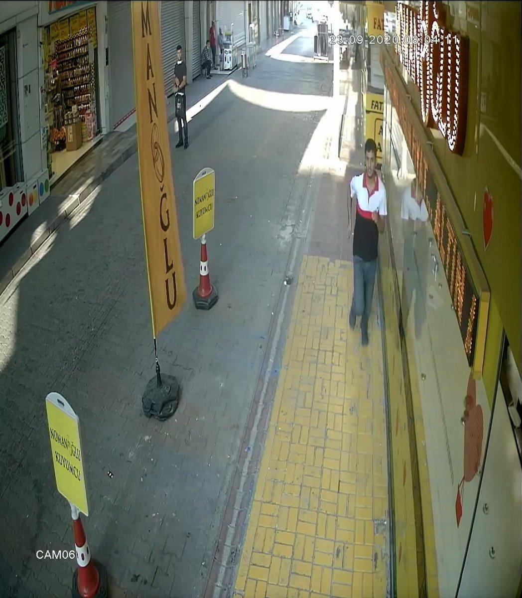 Adana’da emeklinin bankamatikten parasını çaldı