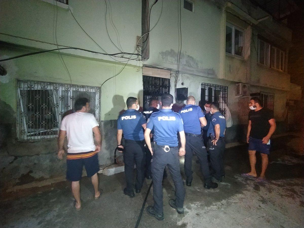 Adana'da bir kişi oturduğu evi yaktı