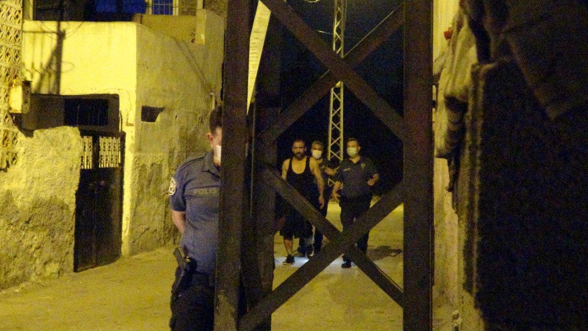 Adana'da bir kişi oturduğu evi yaktı