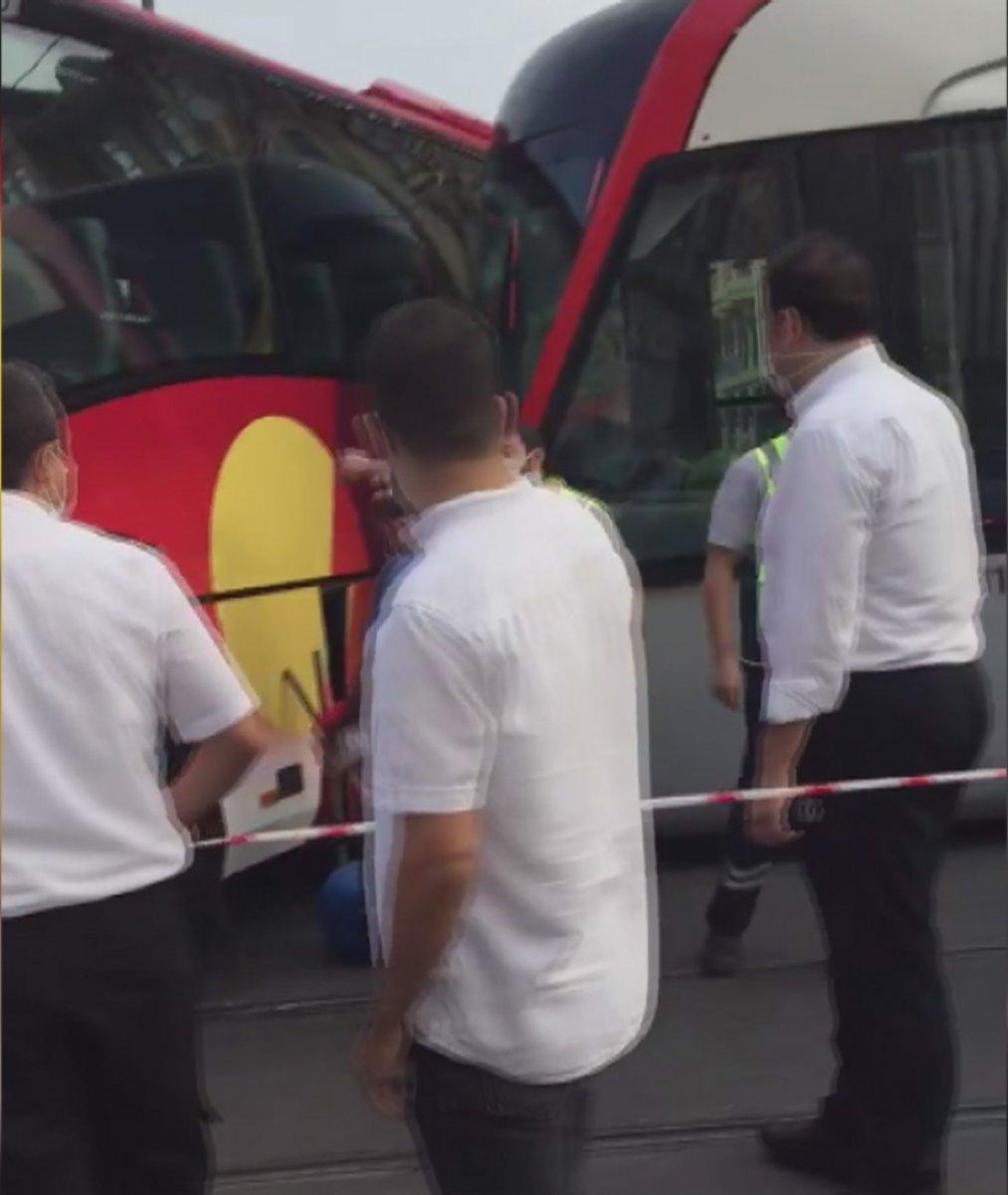 Laleli'de tramvay ile tur otobüsü çarpıştı