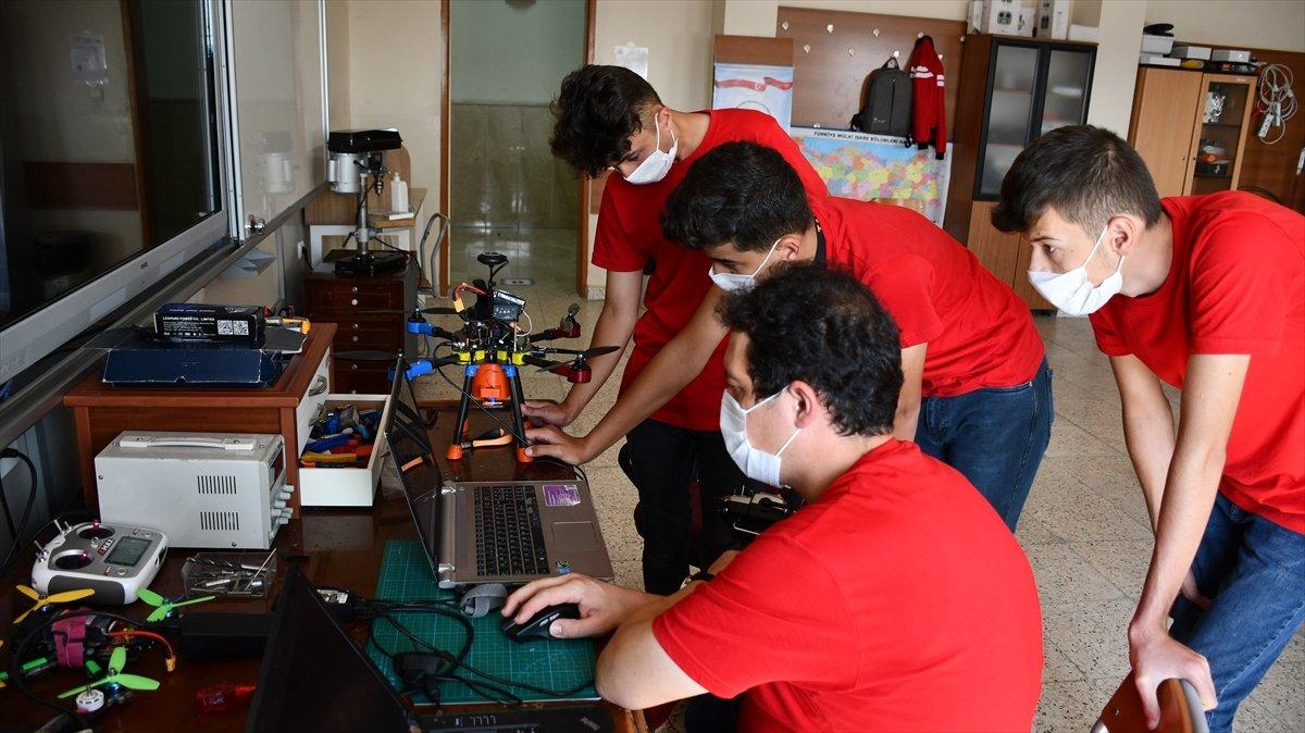 Lise öğrencileri İHA geliştirdi