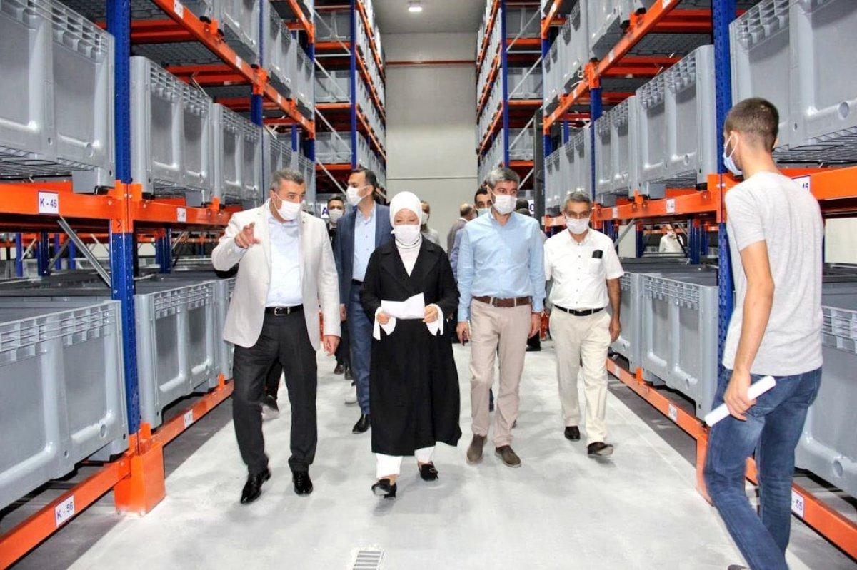 AK Parti'li Öznur Çalık, Malatya'da kuru kayısı deposunu ziyaret etti