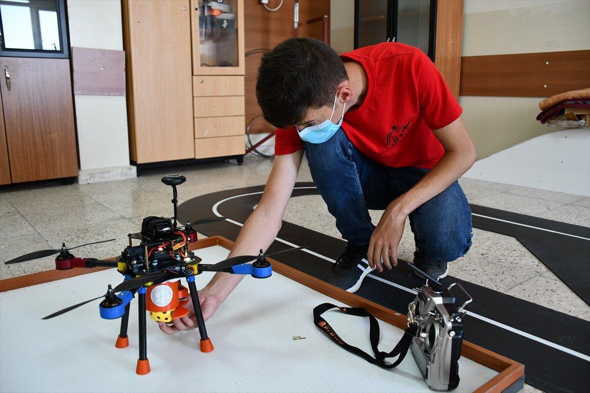 Lise öğrencileri İHA geliştirdi