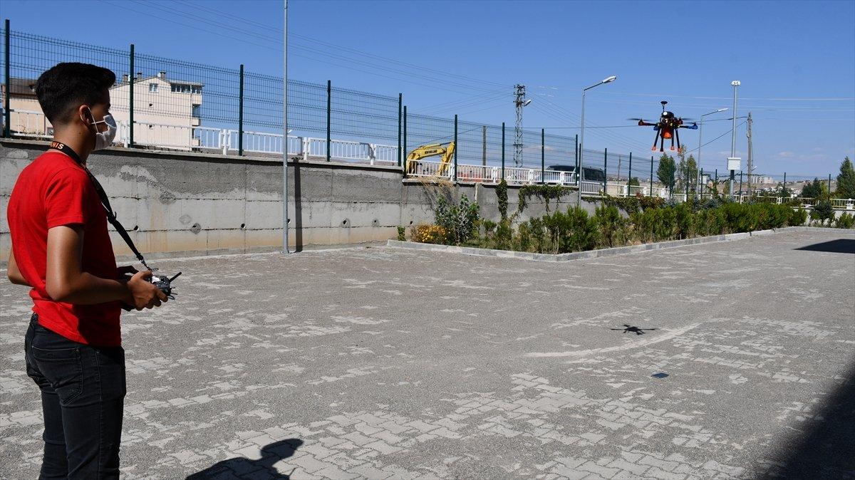Lise öğrencileri İHA geliştirdi