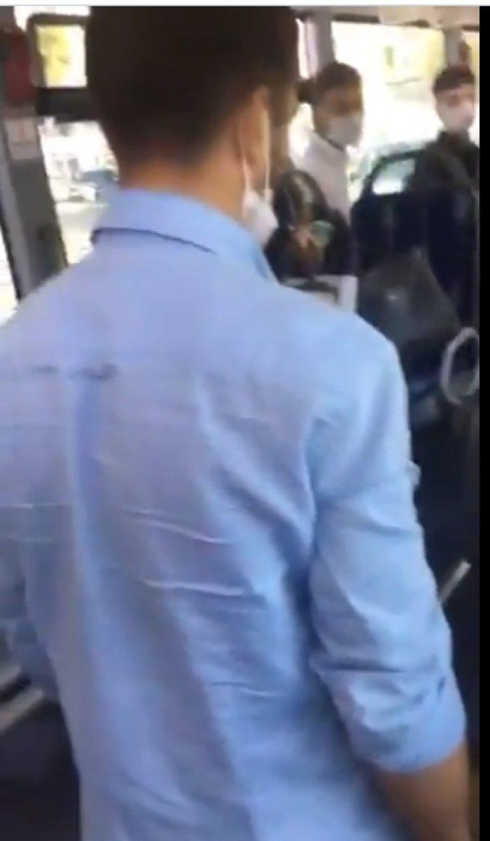 Metrobüste bir kişi bağırarak ezan okuyup namaz kıldı