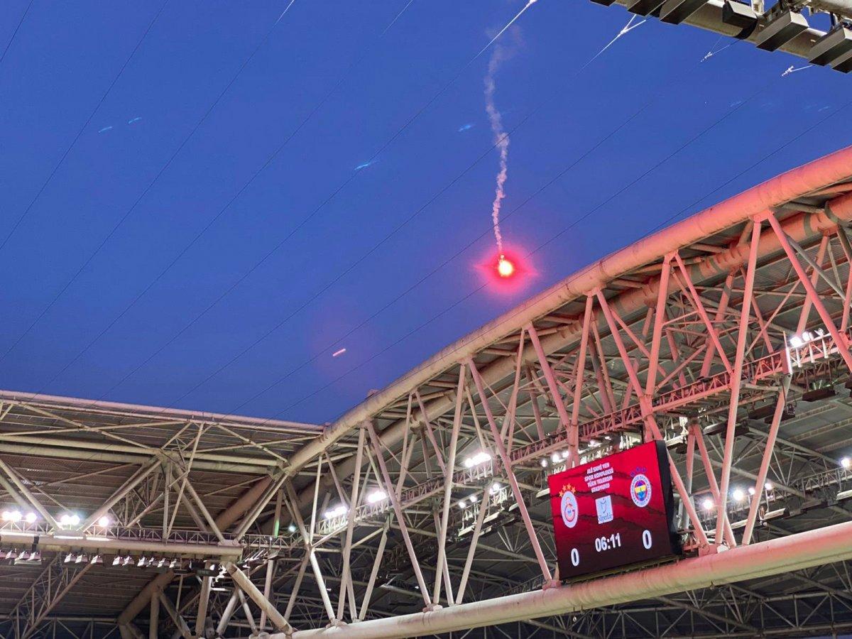 Seyircisiz oynanan Galatasaray-Fenerbahçe derbisinde sahaya meşale atıldı