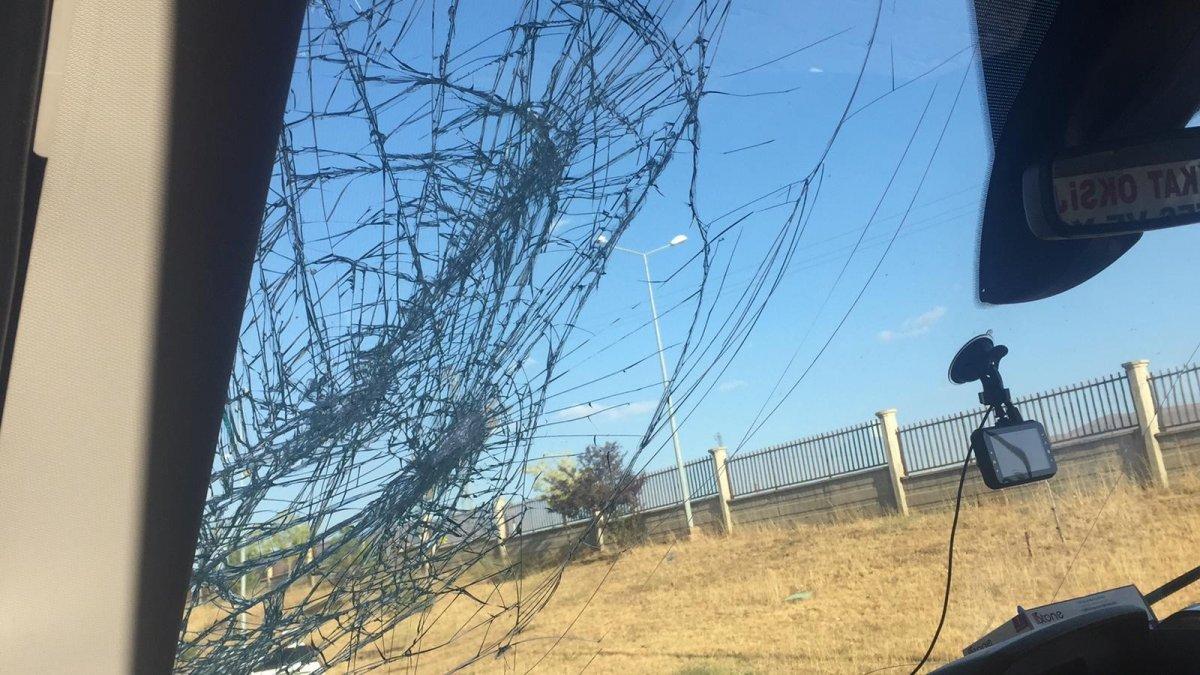 Bingöl’de ambulansa saldırıp camlarını kırdılar