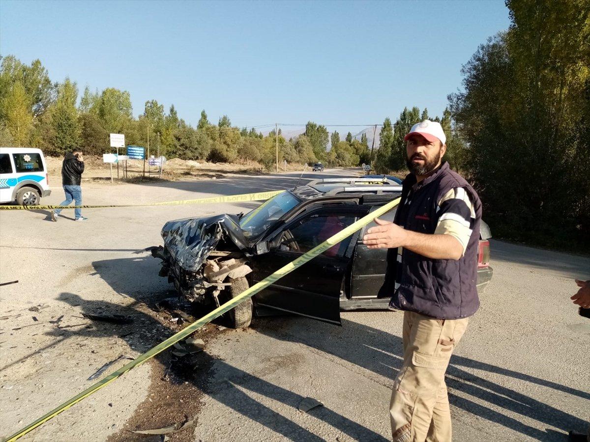Gümüşhane'de iki otomobil kafa kafaya çarpıştı: 8 yaralı
