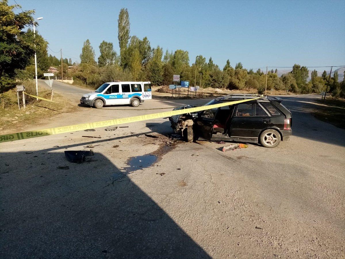 Gümüşhane'de iki otomobil kafa kafaya çarpıştı: 8 yaralı