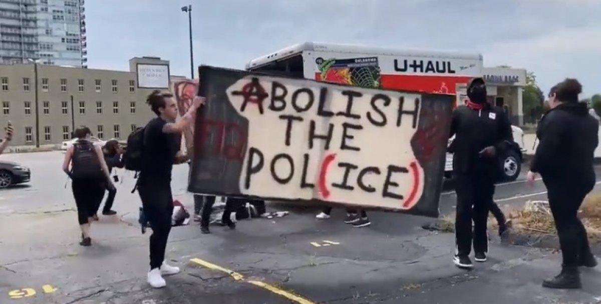 ABD’de eylemcilere nakliye kamyonunda malzeme taşındı