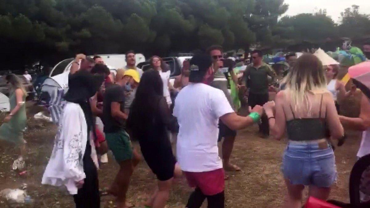 Şile’de salgına aldırış etmeyen gençler festival düzenledi