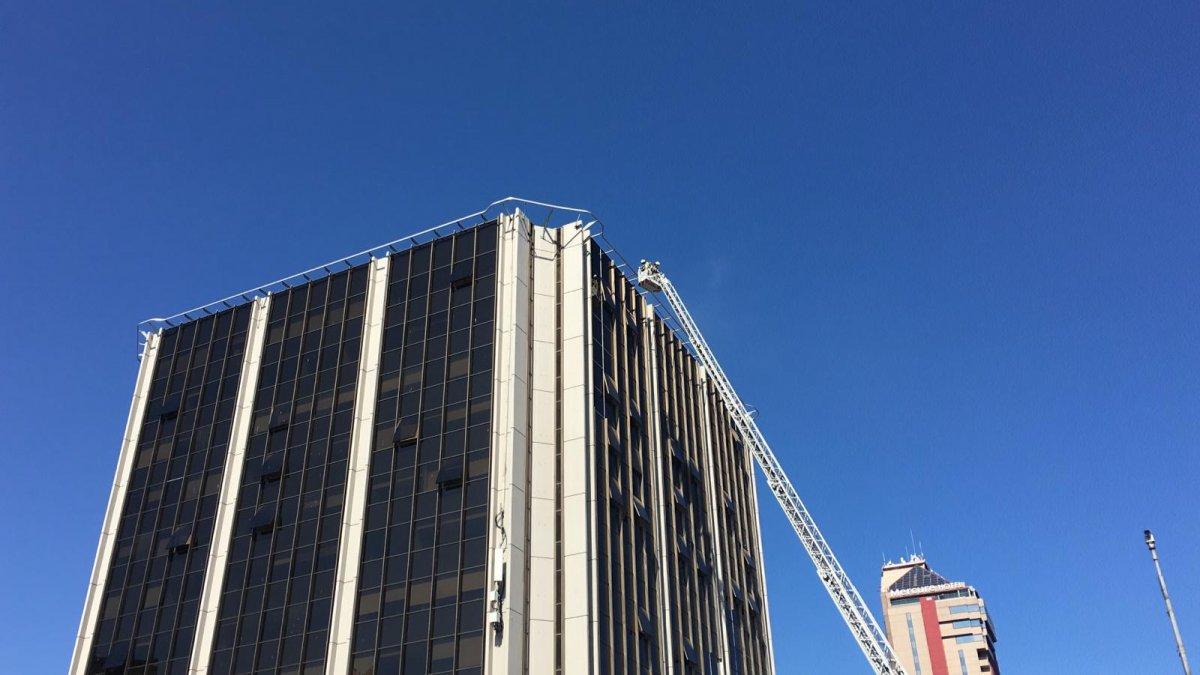 Beşiktaş'ta iş merkezinin çatısında yangın çıktı