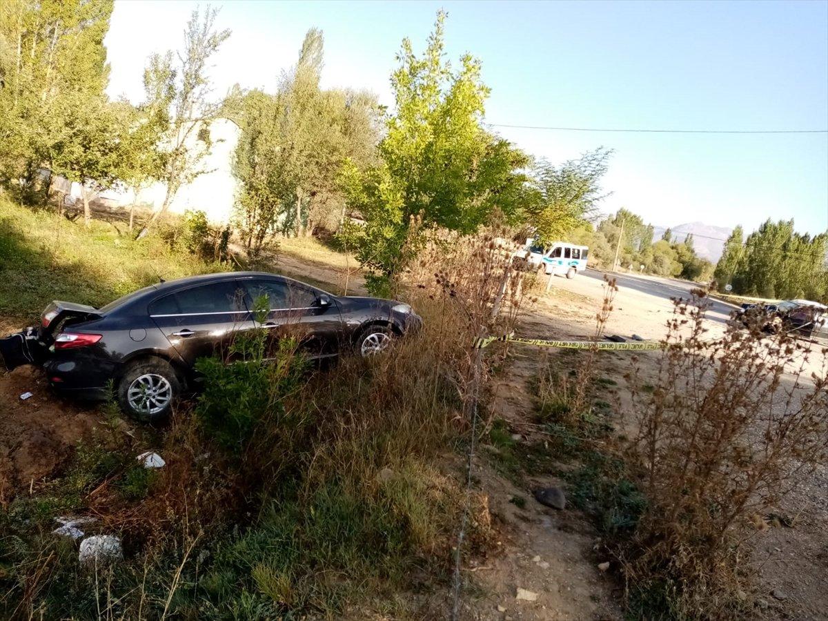 Gümüşhane'de iki otomobil kafa kafaya çarpıştı: 8 yaralı