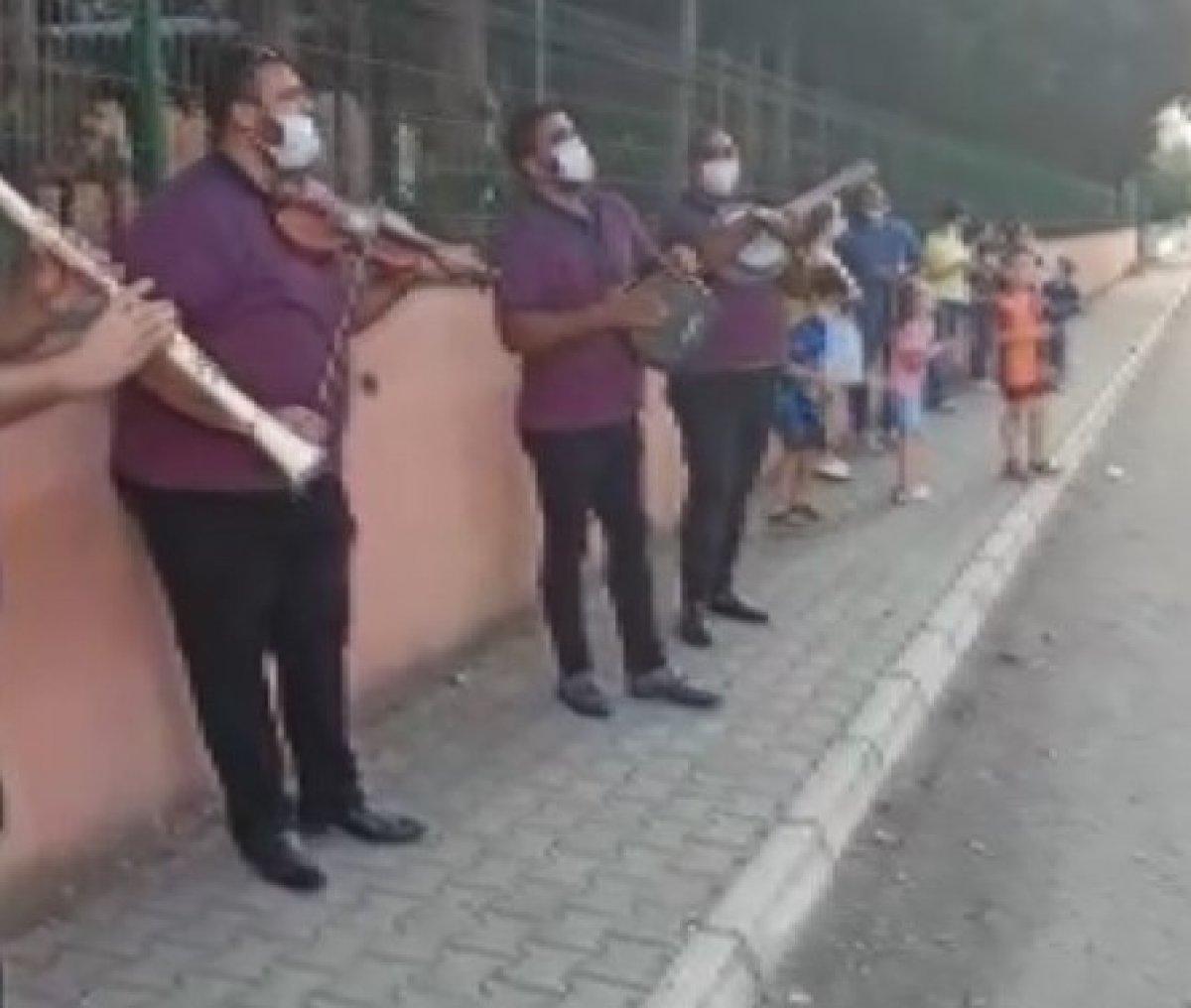 Hatay'da ailece koronavirüse yakalanan okul müdürüne, müzikle moral verdiler