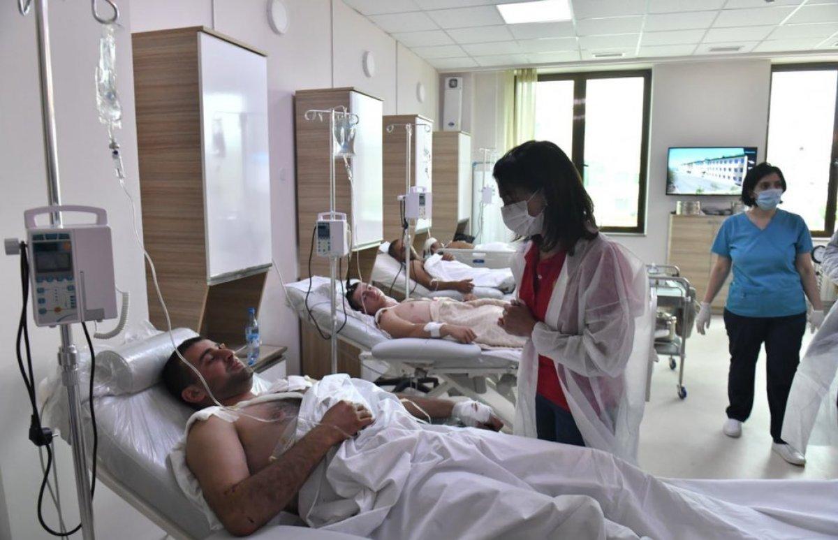 Ermenistan Başbakanı’nın eşi yaralı askerleri ziyaret etti