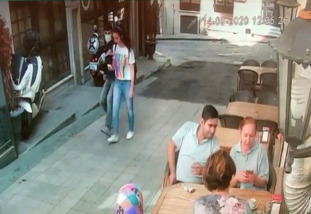 Taksim'de genç kıza kapkaç dehşeti kamerada