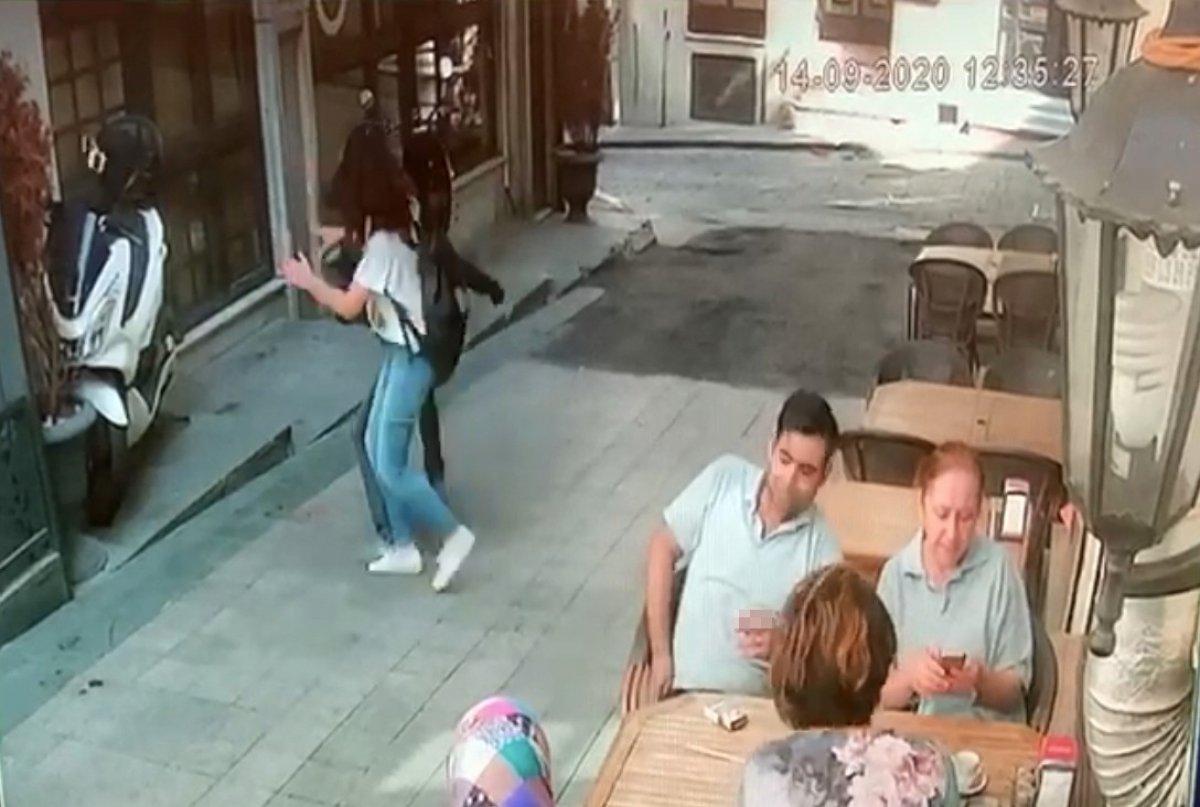 Taksim'de genç kıza kapkaç dehşeti kamerada