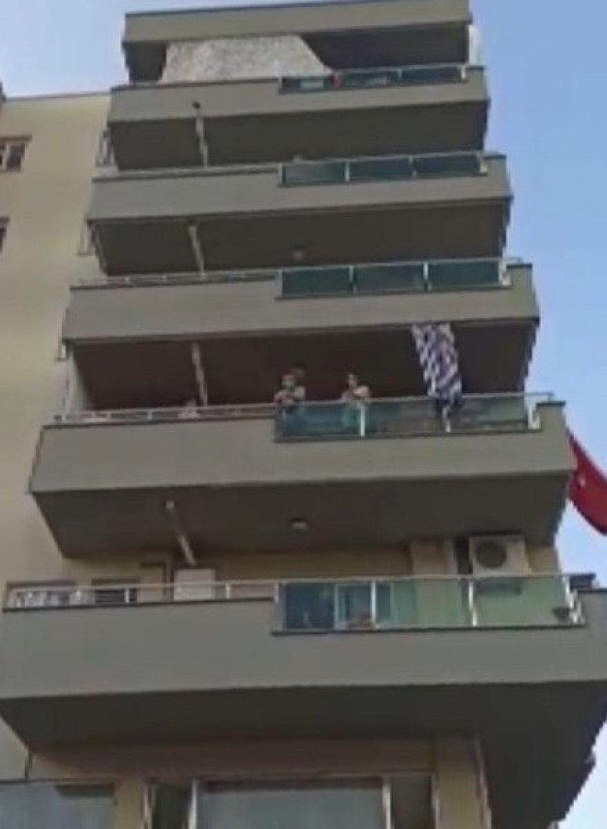 Hatay'da ailece koronavirüse yakalanan okul müdürüne, müzikle moral verdiler