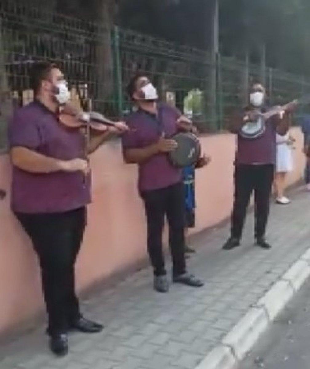 Hatay'da ailece koronavirüse yakalanan okul müdürüne, müzikle moral verdiler