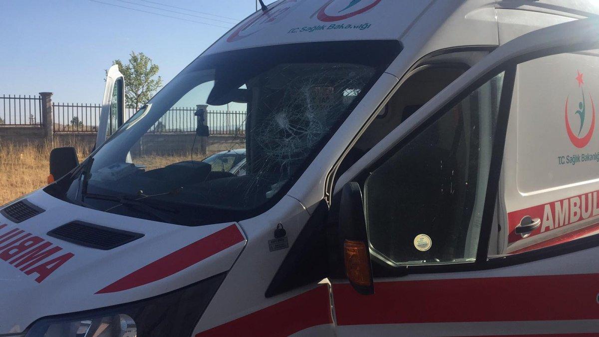 Bingöl’de ambulansa saldırıp camlarını kırdılar