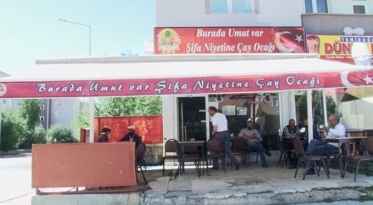 Erzurum'daki çaycı, müşterilerine mani okuyup dua ediyor