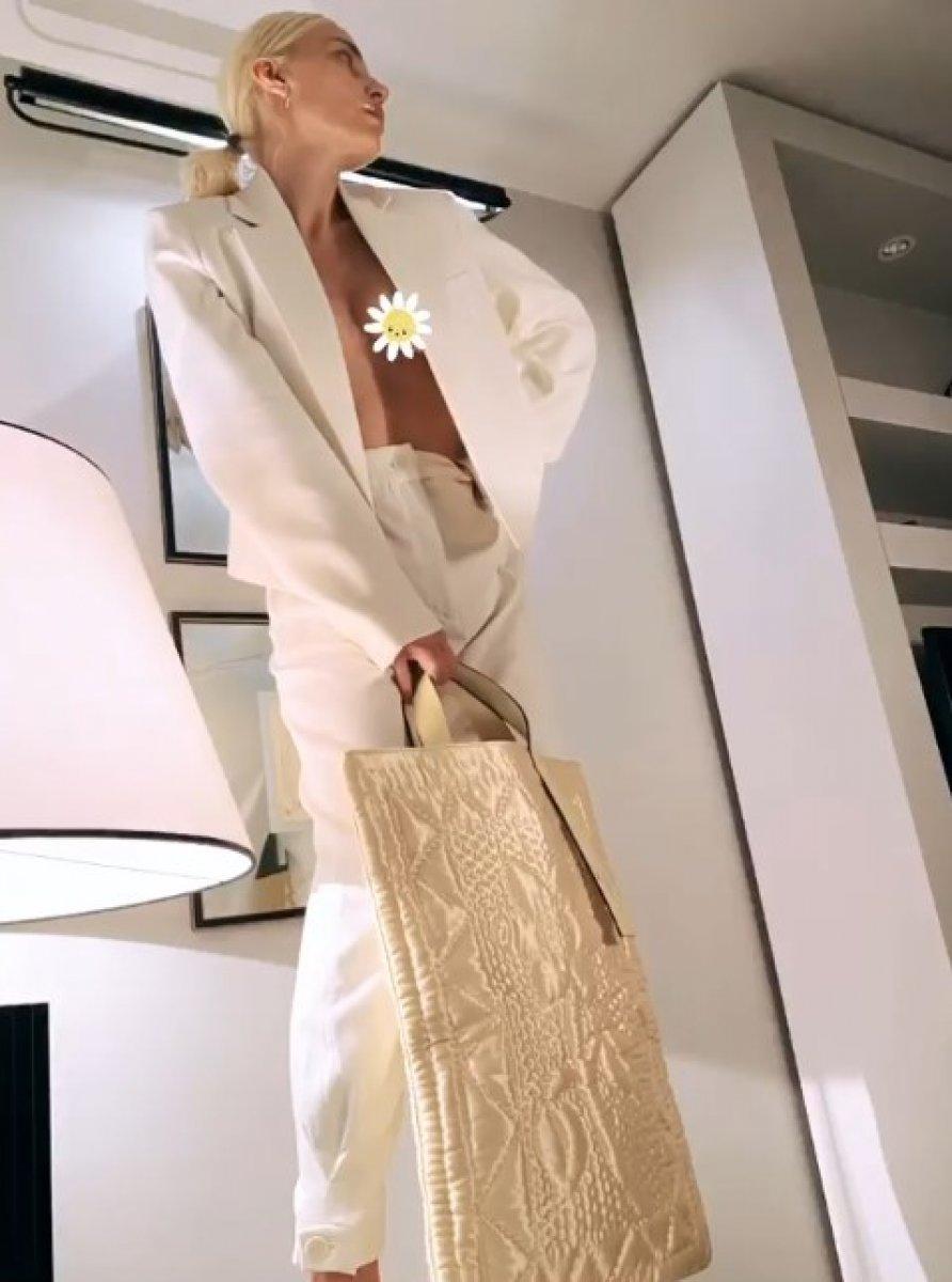 Gülşen fotoğrafını sansürledi