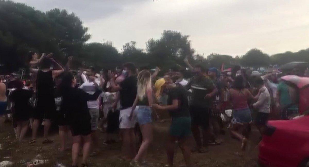 Şile’de salgına aldırış etmeyen gençler festival düzenledi