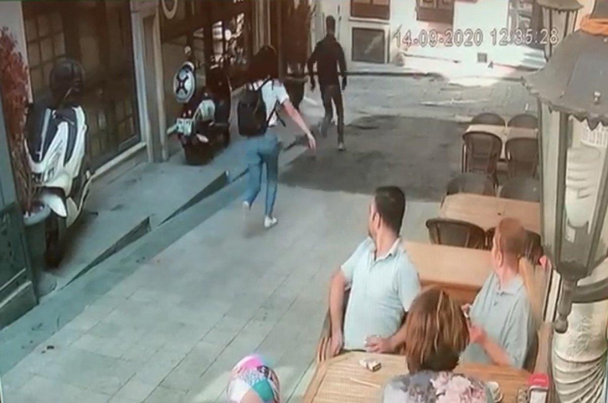 Taksim'de genç kıza kapkaç dehşeti kamerada