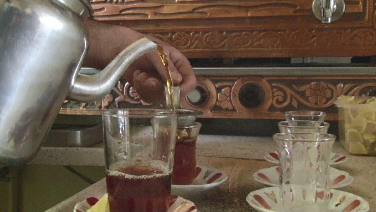 Erzurum'daki çaycı, müşterilerine mani okuyup dua ediyor
