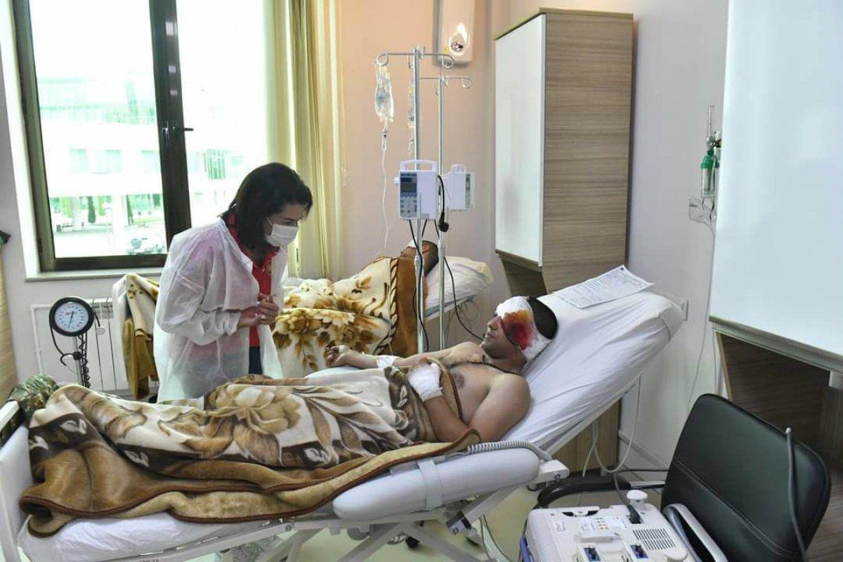 Ermenistan Başbakanı’nın eşi yaralı askerleri ziyaret etti