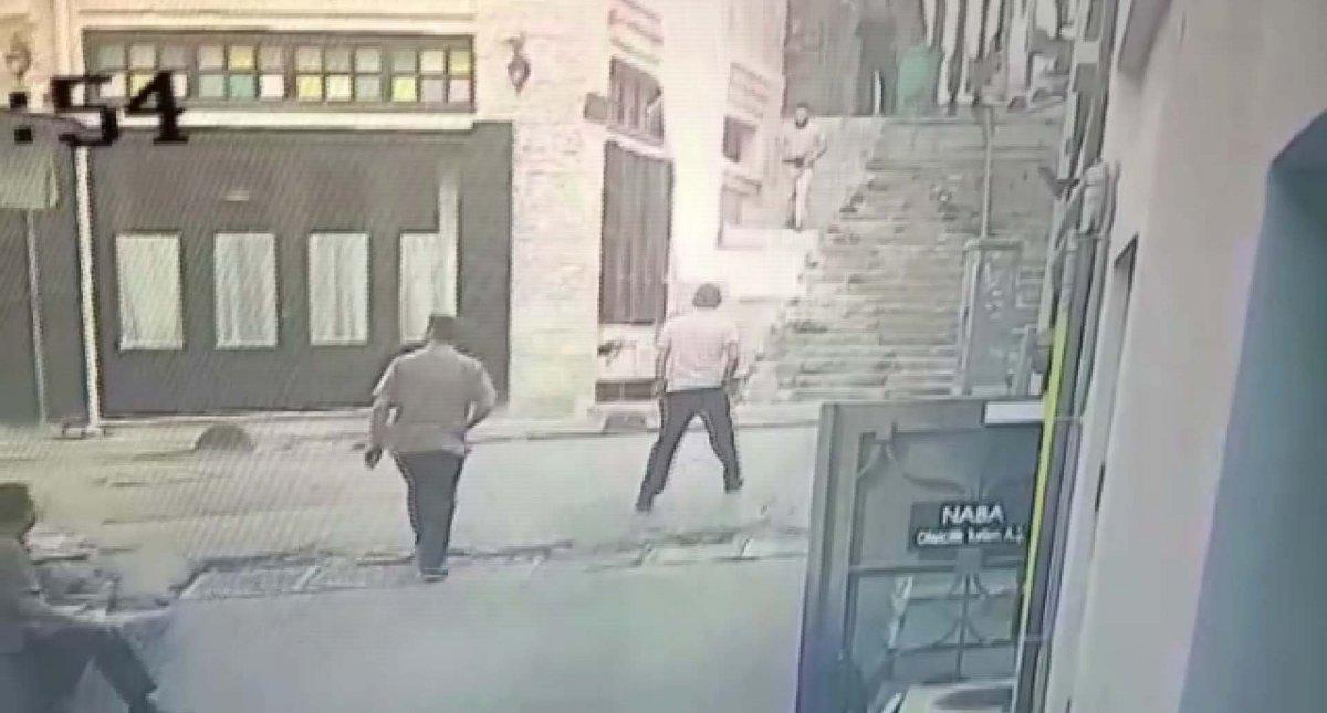 İstanbul'da yabancı uyruklu aileyi darp ederek gasp ettiler