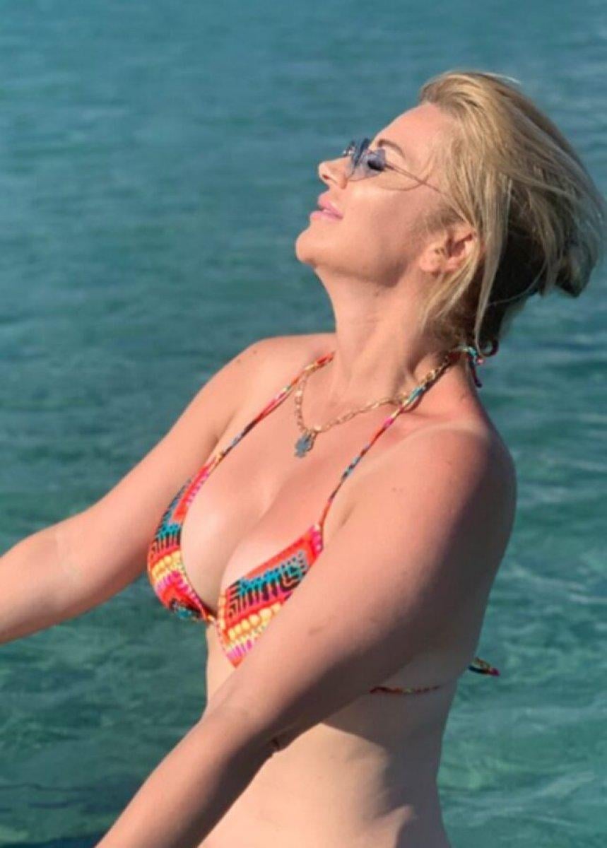 Songül Karlı, oğluna inat bikinili poz paylaşıyor