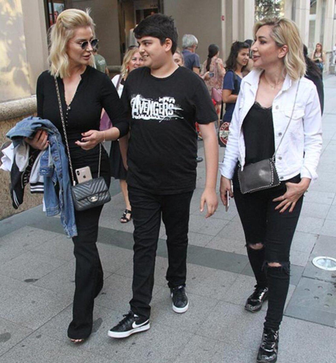 Songül Karlı, oğluna inat bikinili poz paylaşıyor