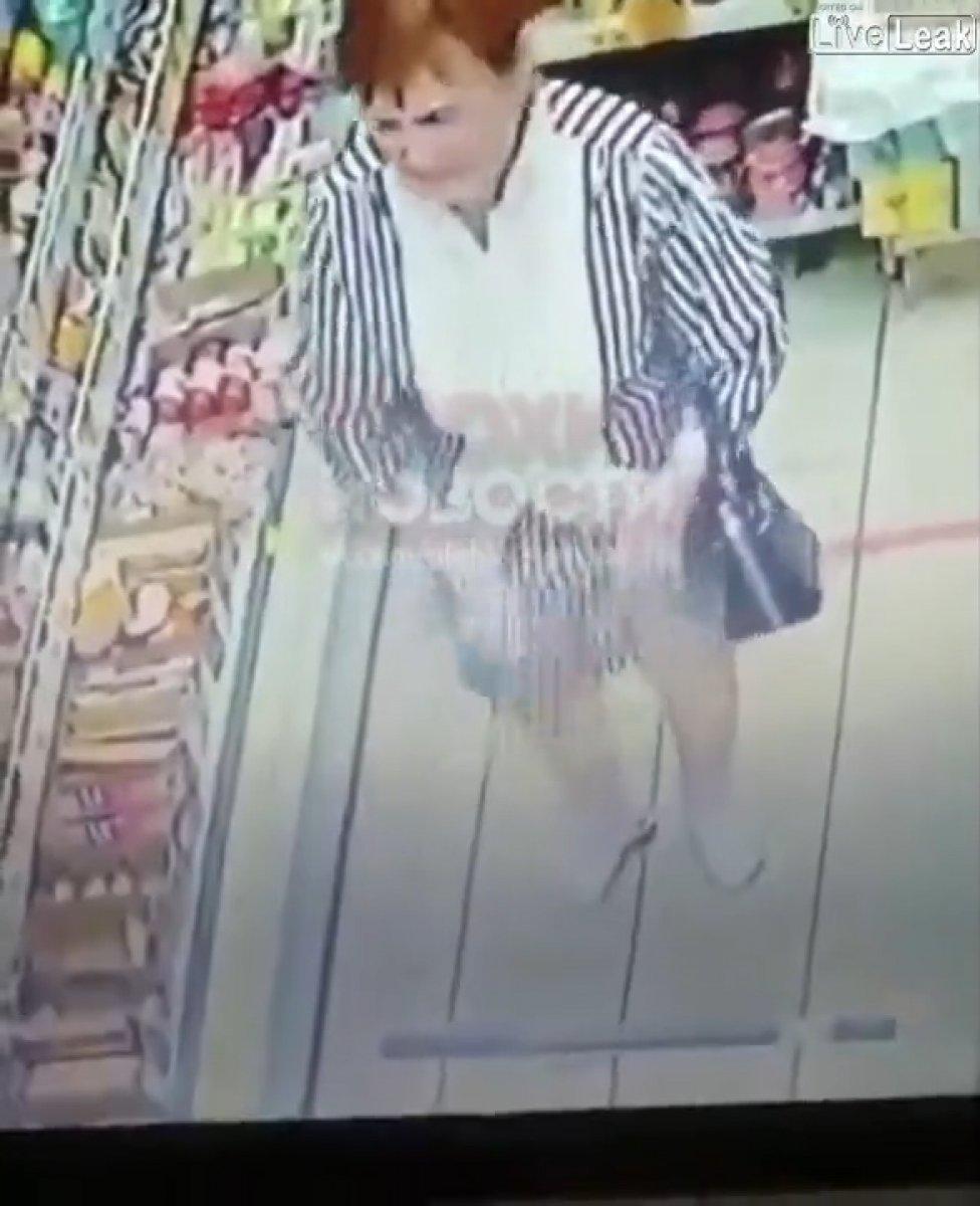 Rusya’da yaşlı kadın sosisi iç çamaşırına sakladı