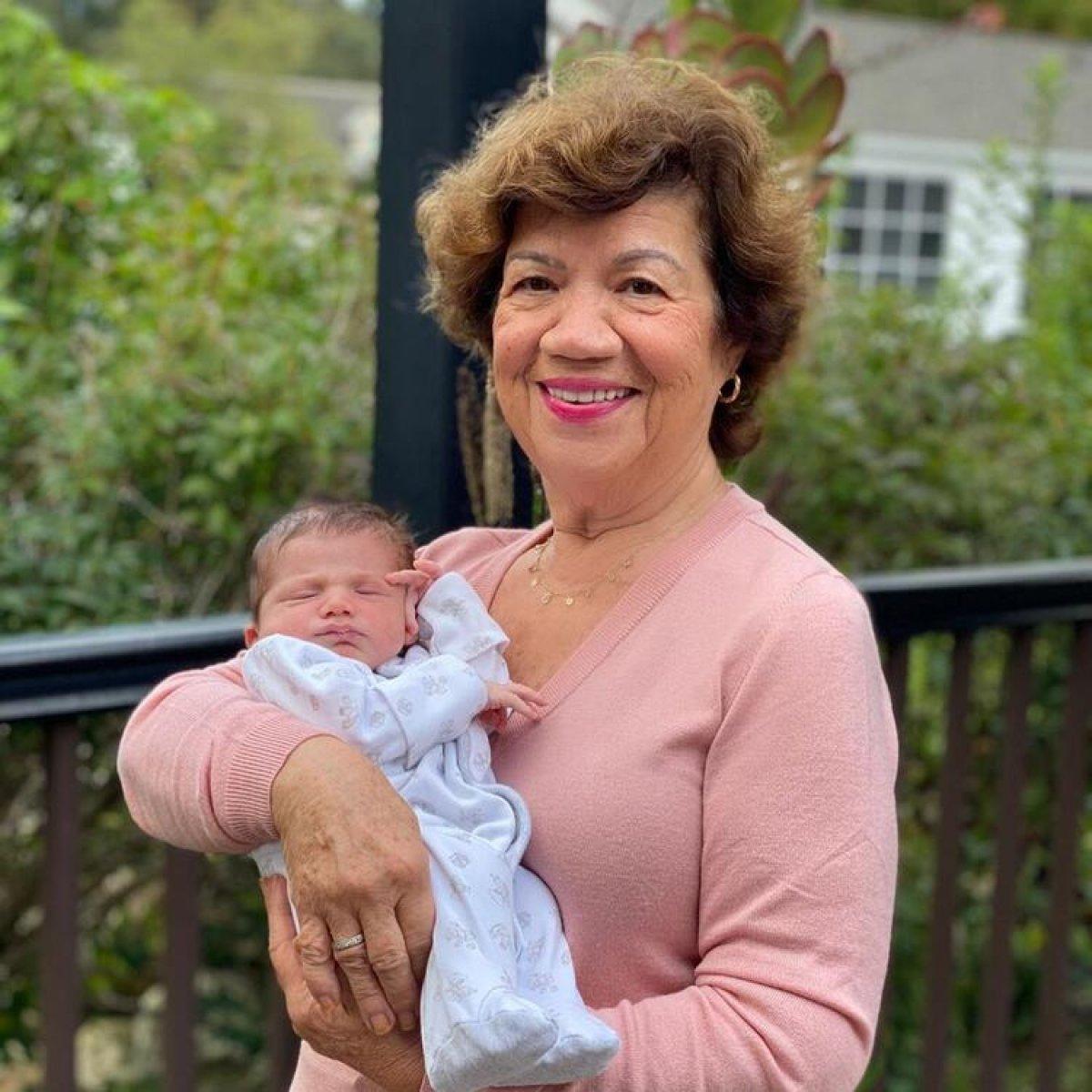 Kenan Doğulu'nun annesi beşinci torununa kavuştu