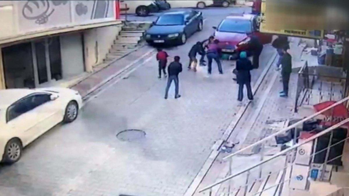 Esenyurt'ta sokakta oynayan çocuk arabanın altında kaldı