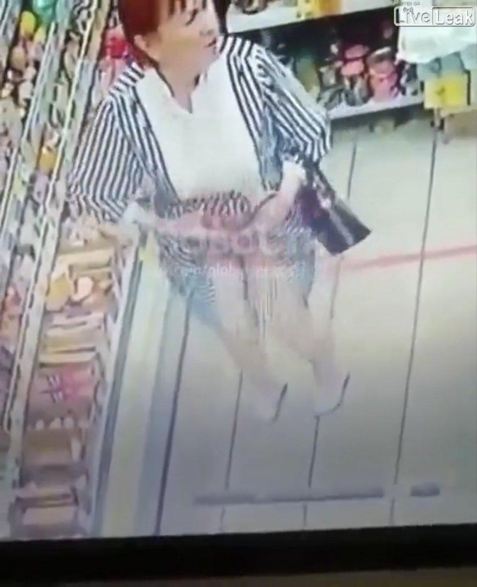 Rusya’da yaşlı kadın sosisi iç çamaşırına sakladı