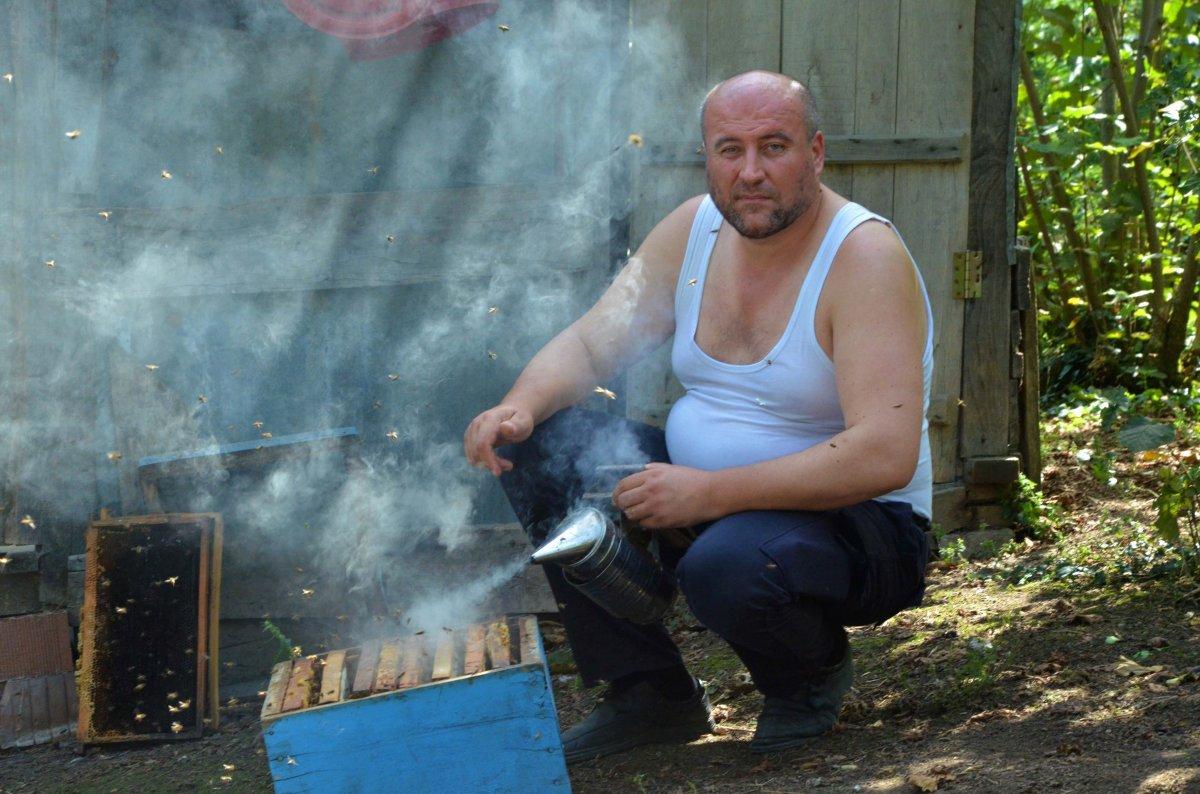 Ordulu arıcı, arılarının bakımını gömleğini çıkararak yaptı