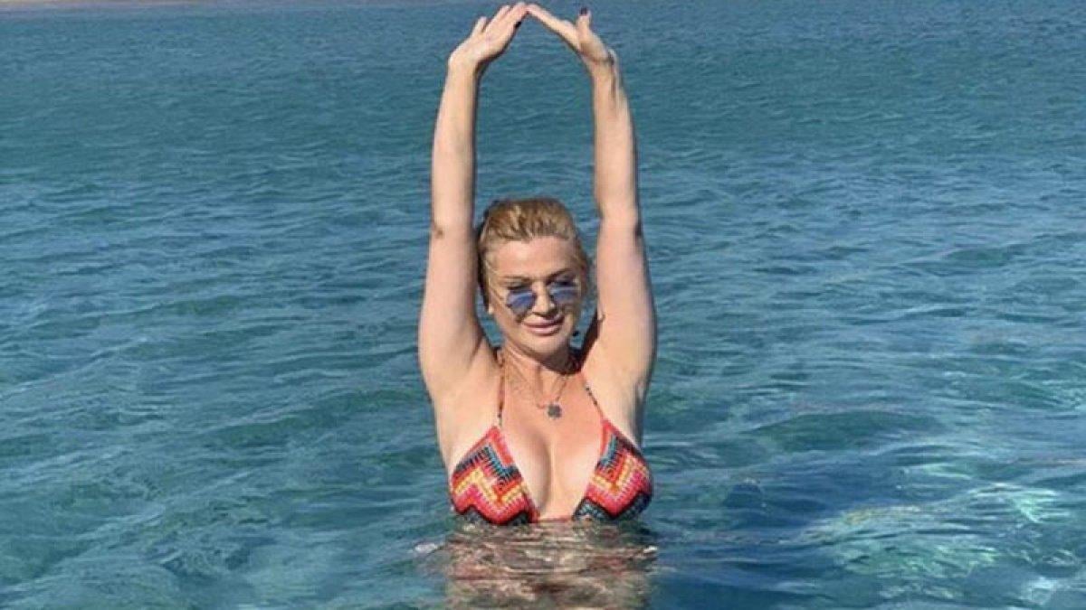 Songül Karlı, oğluna inat bikinili poz paylaşıyor